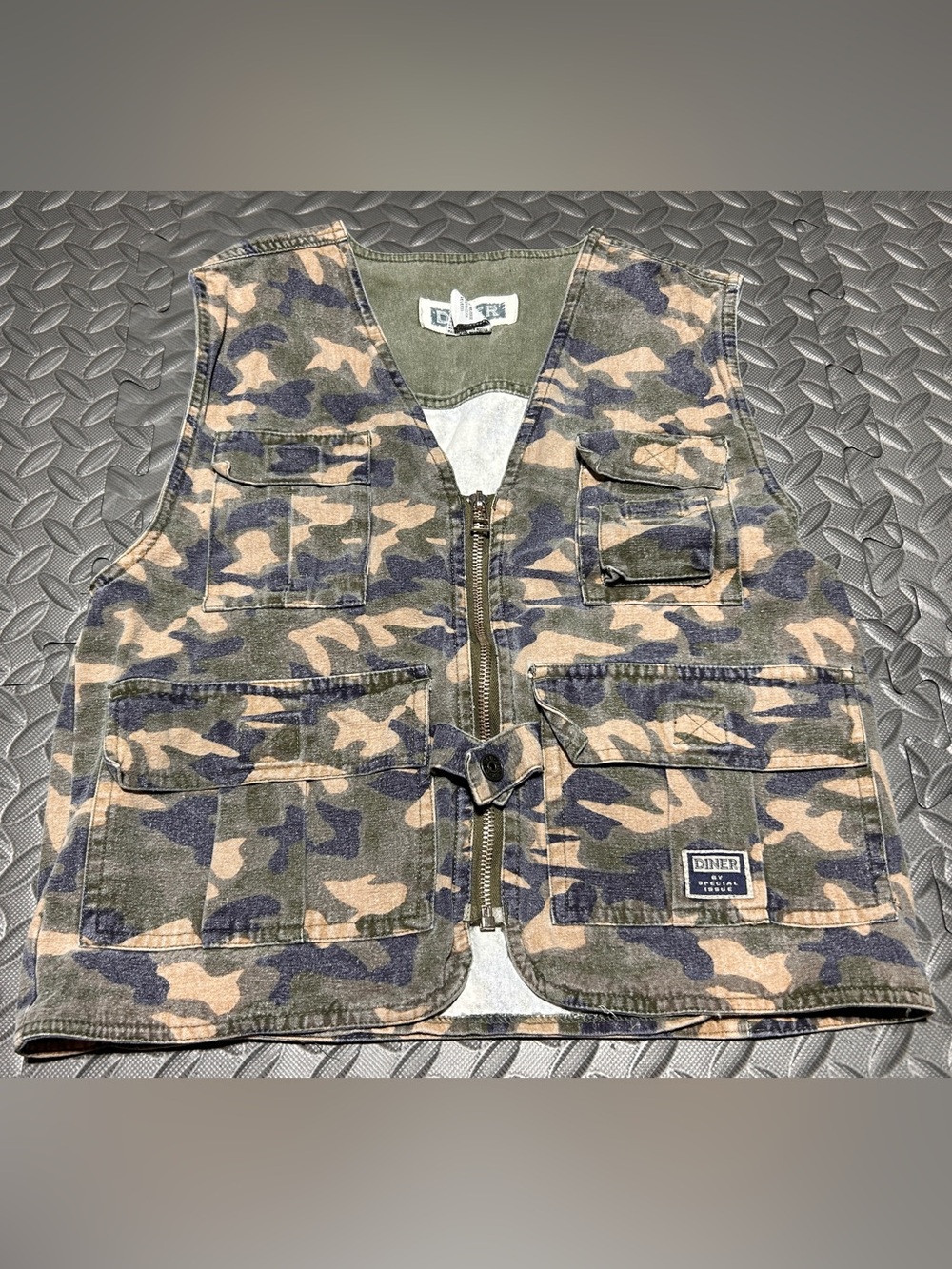 Diner Women’s Camouflage Vest